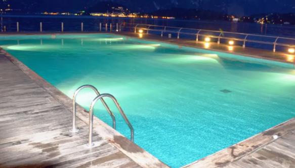 整體遊泳池可以讓你在家裏泡桑拿溫泉